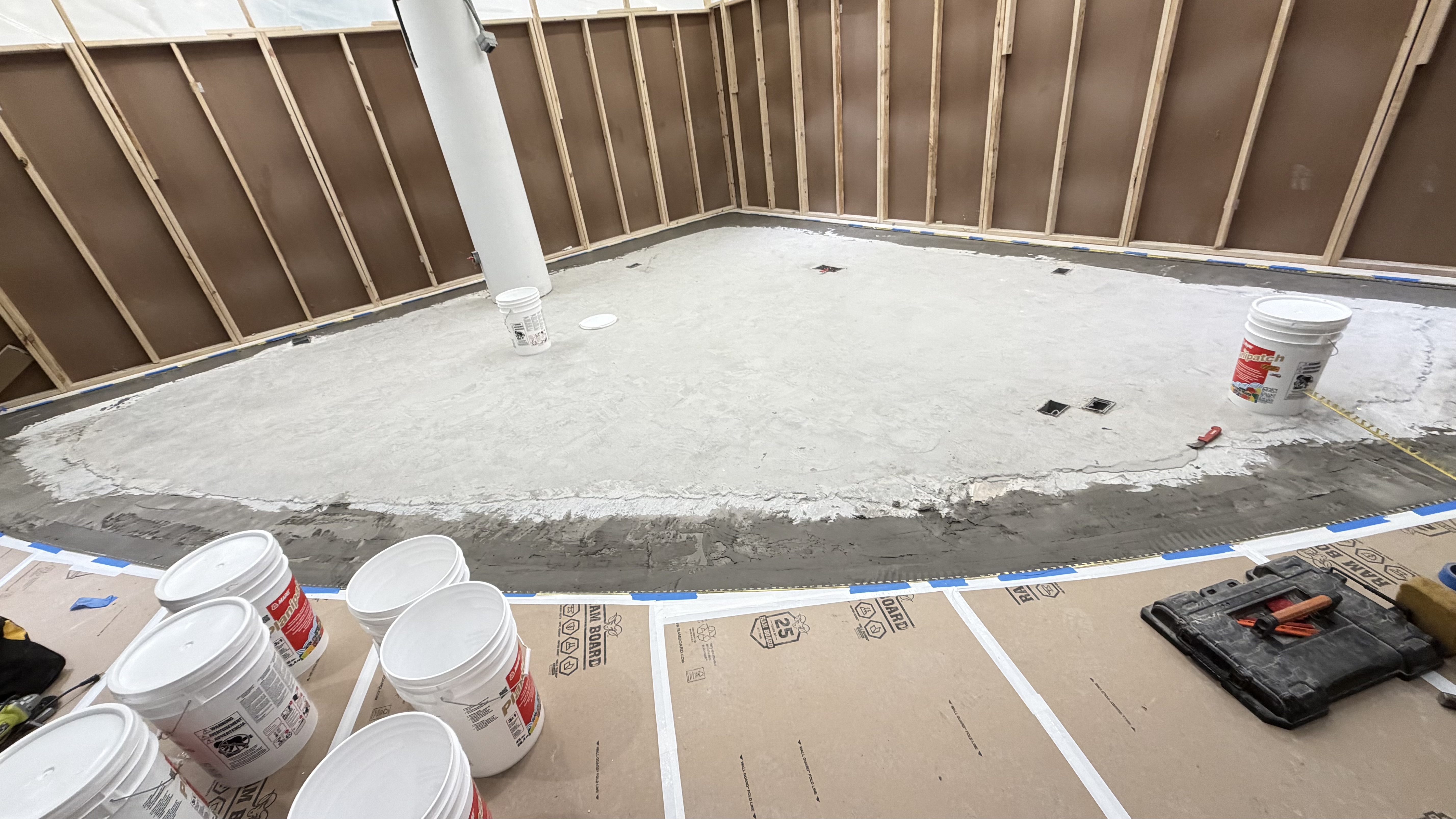 Leveling floor with schluter